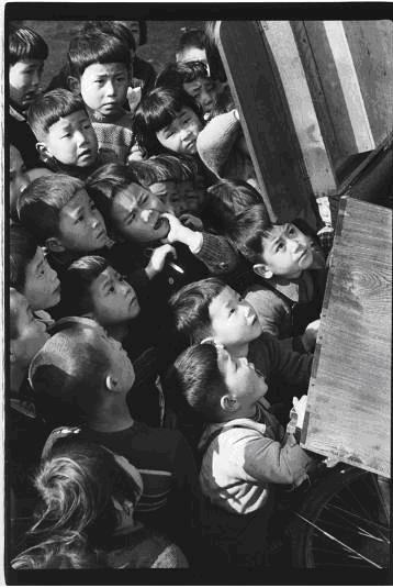 Ken Domon-Children looking at a picture-card show