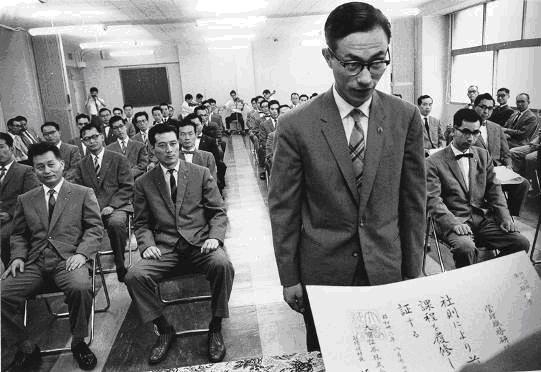 Shigeichi Nagano. Completing management training at a stock brokerage firm
