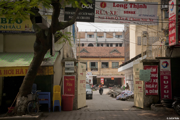 The smaller entrance to Zone 9 from Nguyen Huy Tu street
