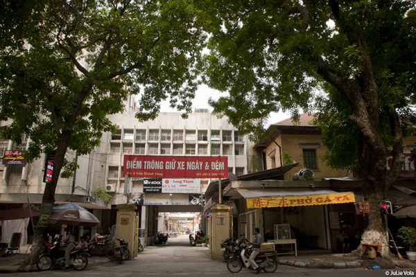 The main entrance to Zone 9 from Tran Thanh Tong street