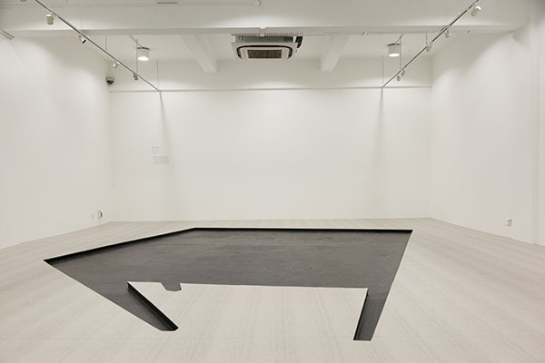 Cái bóng, 2009 Mực tàu và gỗ dán Kích thước: 800 x 500 cm Hình ảnh: Nguyễn Ngọc Khanh