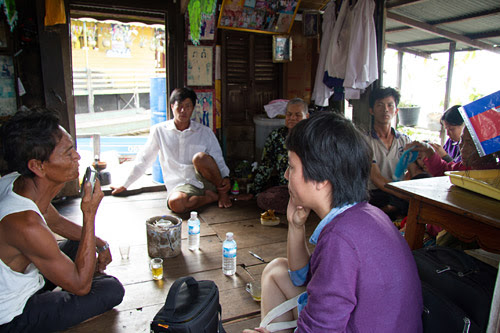 Nguyen Thi Thanh Mai (right) meeting with some people of the Vietnamese community of Chong Kneas, Siem Reap, Cambodia
