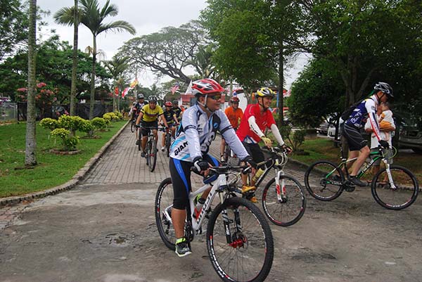 Mọi hình thức tiếp cận công chúng đều được vận dụng cho festival. Trên hình là một đoàn vận động viên đạp xe suốt 3 tiếng đồng hồ từ thủ đô Kuala Lumpur đến Sasaran để tạo sự kiện thu hút dư luận.