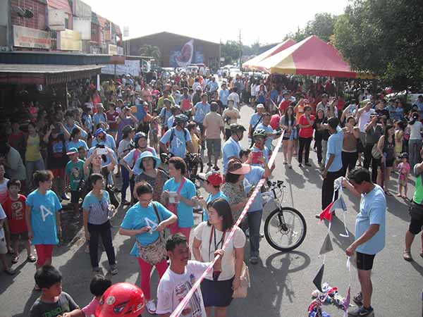 Đường làng Sasaran trong ngày hội diễu hành, trình diễn văn nghệ thiếu thi và thi trang phục tái chế.