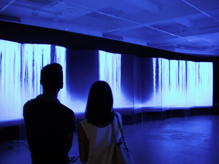 Tác phẩm của Hiroshi Senju dưới ánh đèn cực tím