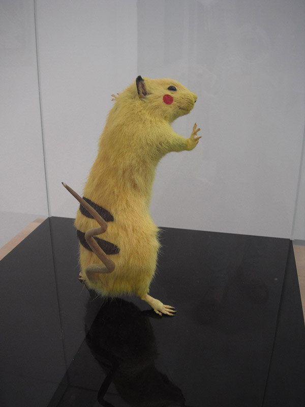 Gian hàng của Komada Gallery (Nhật Bản): Một con chuột được nhồi bông và tô vẽ theo hình tượng Pikachu trong loạt phim Pokemon nổi tiếng.