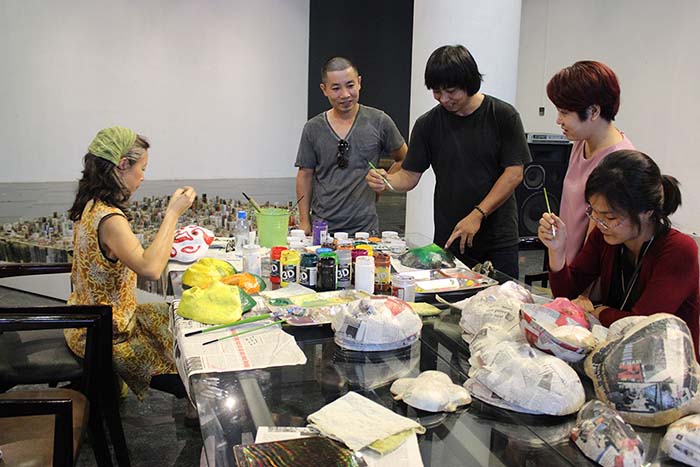 Artist-Trieu-Tuan-Long-with-participants-of-his-painting-workshop