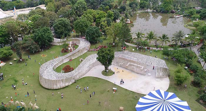 Lấy cảm hứng từ những chiếc phên tre được sử dụng trong các làng nghề sản xuất bánh đa truyền thống, khu vực Pavillion đã trở một tác phẩm điêu khắc không gian hiện đại, nổi bật, “lấp lánh” từ xa.