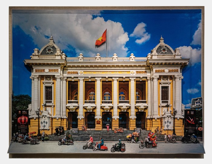 Nghệ thuật Việt Nam là một trong những nghệ thuật đặc sắc và có giá trị nhất trên thế giới. Qua bàn tay và tâm hồn của các nghệ sĩ, những tác phẩm nghệ thuật Việt Nam là tựa vào truyền thống lịch sử và văn hoá đa dạng của dân tộc. Hãy thưởng thức và cảm nhận các tác phẩm nghệ thuật Việt Nam độc đáo và tuyệt vời.